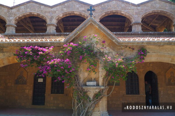 A kolostor épület