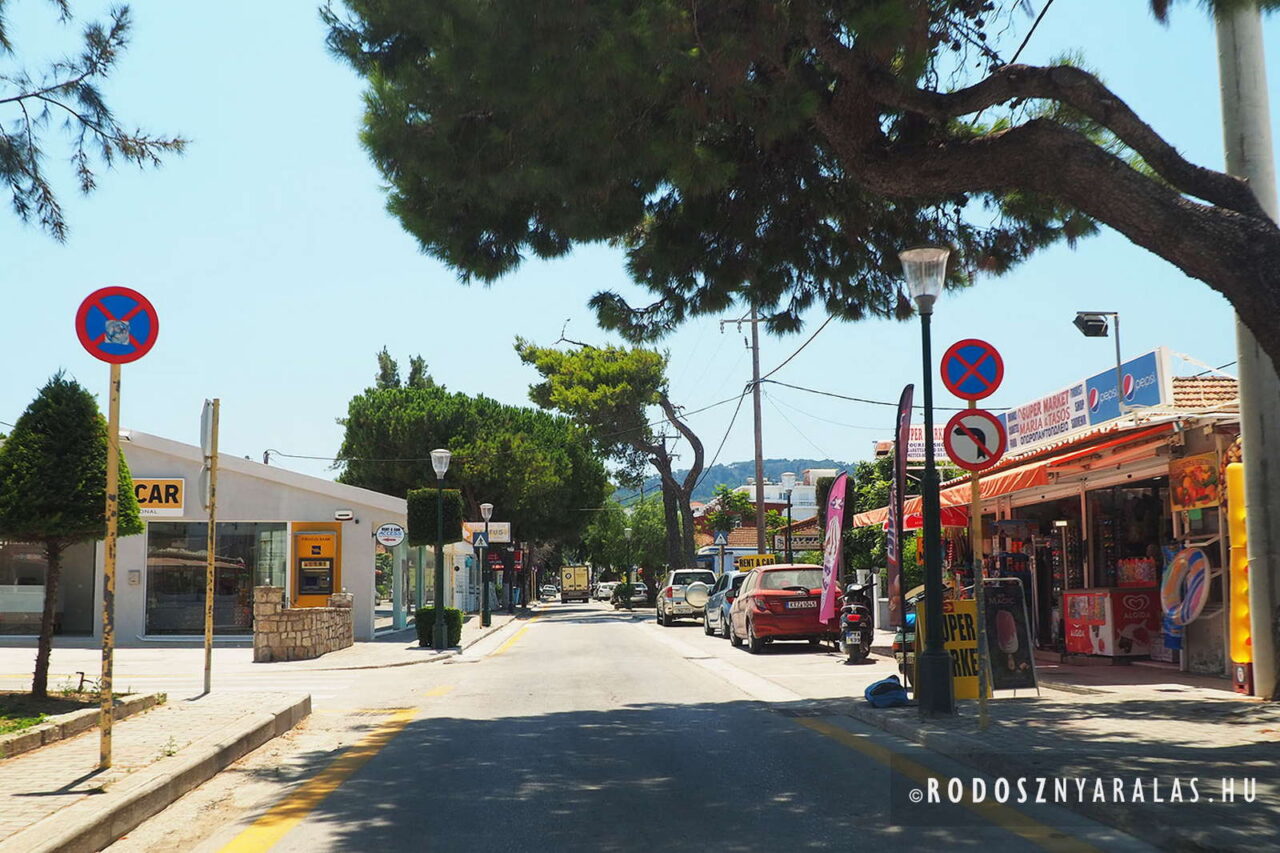 Nyaralás Ialyssosban, üzletek és éttermek az utcán