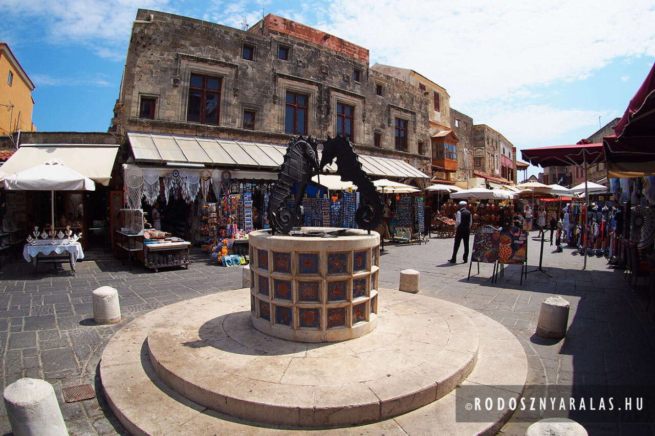 Rodosz óváros szökőkút a Zsidó Mártírok terén városnézésnél
