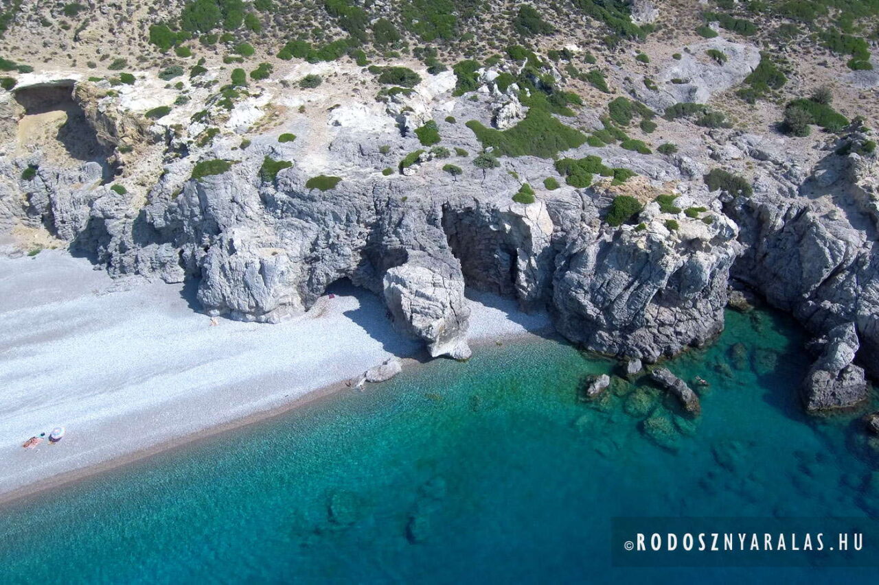 Traganou beach Rodosz tengeri barlangok, sea caves 